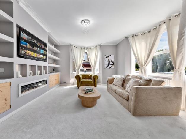 ein Wohnzimmer mit Sofa und Fernseher in der Unterkunft Brand New Luxurious 3bed House in Northfleet