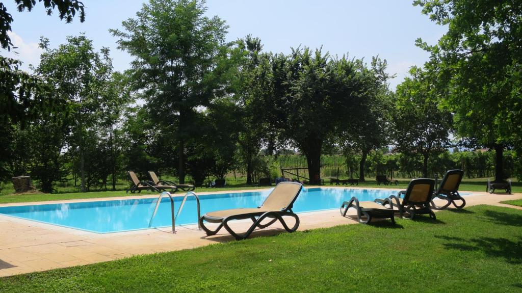 Bazén v ubytovaní Agriturismo L'Albara - Wines, Pool & SPA alebo v jeho blízkosti