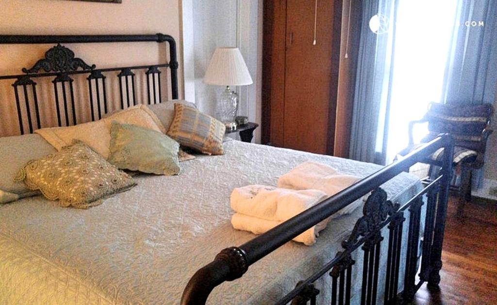 Postel nebo postele na pokoji v ubytování Cozy Pet-Friendly Bed and Breakfast for a Getaway in Townsend, Georgia