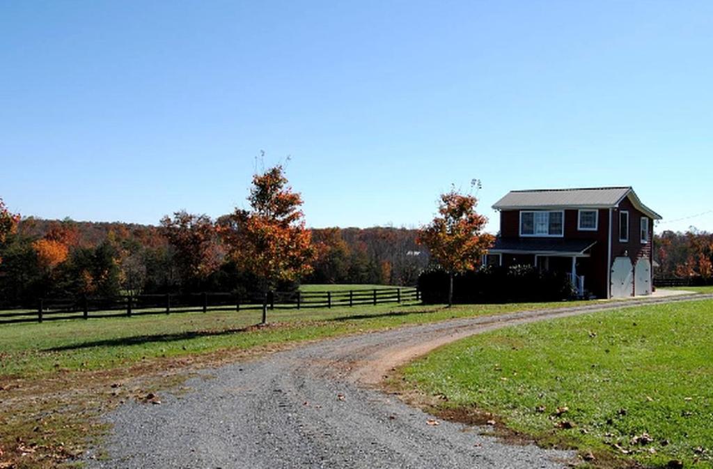 a house on the side of a dirt road at Two-Bedroom, One Bathroom Cottage on 250-Acre Cattle Farm for Getaway near Richmond, Virginia in Howardsville