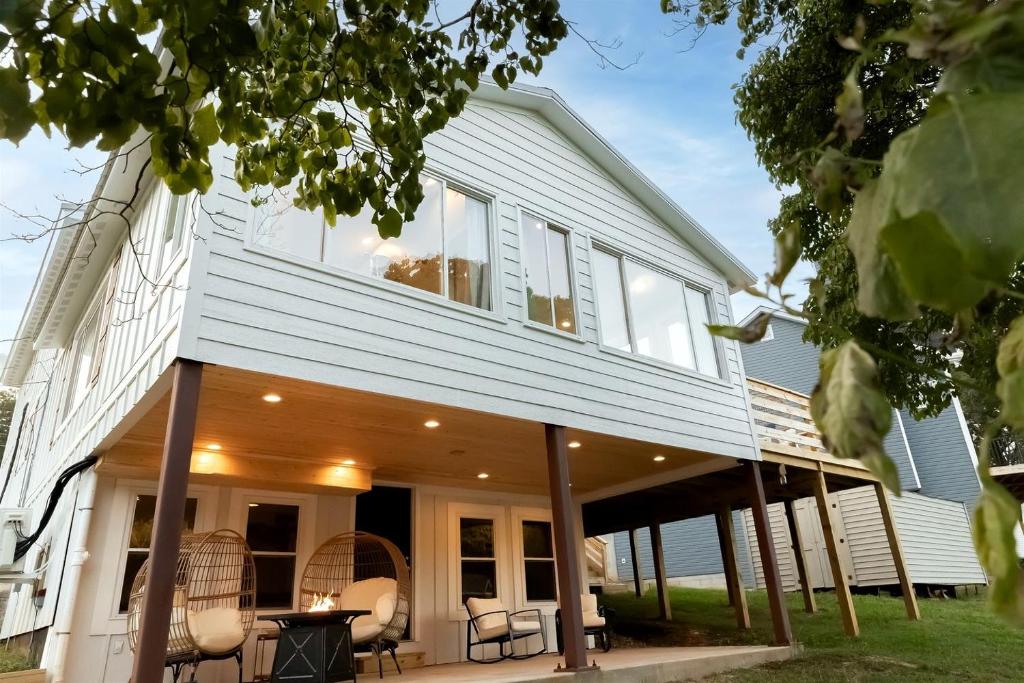 une vue extérieure d'une maison avec de grandes fenêtres dans l'établissement Stunning Modern Lakehouse with Private Boat Dock in Norwood, North Carolina, à Norwood
