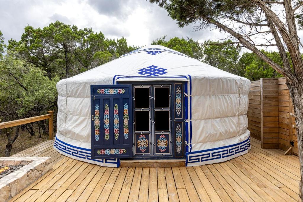 Fotografie z fotogalerie ubytování Peaceful Romantic Yurt with Hot Tub in Wimberley, Texas v destinaci Cloptins Crossing