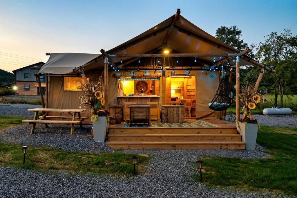 Κήπος έξω από το Beautiful Secluded Tented Cabin with Fire Pit in Sevierville, Tennessee