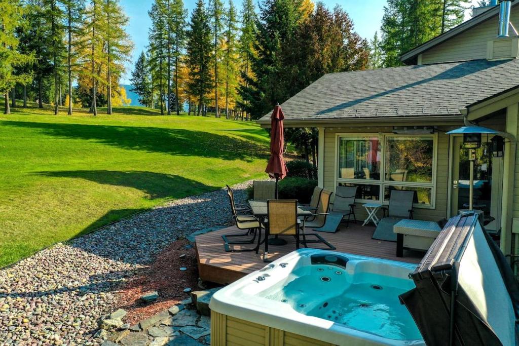 Κήπος έξω από το Wonderful Vacation Rental by Golf Course in Columbia Falls, Montana