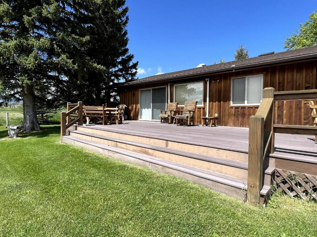 Κήπος έξω από το Charming Riverside Vacation Rental with Scenic Mountain Views near Ennis, Montana