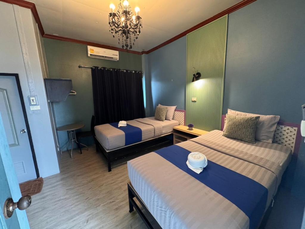 Postel nebo postele na pokoji v ubytování Paksina Hotel