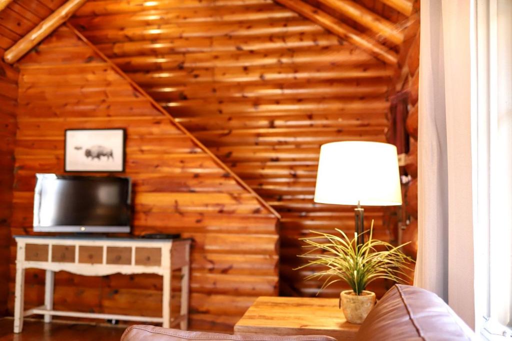 Μια τηλεόραση ή/και κέντρο ψυχαγωγίας στο Historic Log Cabin for South Dakota Glamping Getaways
