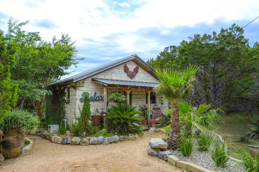 Zahrada ubytování Romantic Cabin Retreat with a Private Hot Tub and Pool in Wimberley, Texas