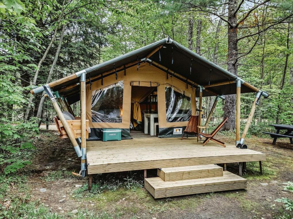 Κήπος έξω από το Delightful Safari Tent with Fire Pit and Sauna in North Woodstock, New Hampshire