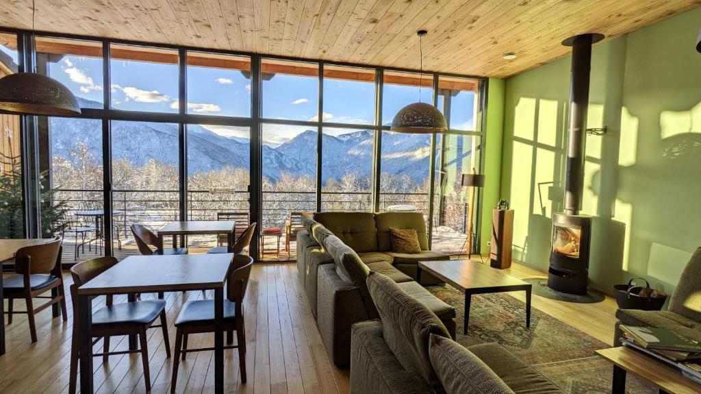 SorgeatにあるBalcons de Sorgeat - Chambres d'hôtes - Ecolodge en montagneの山の景色が見えるリビングルーム