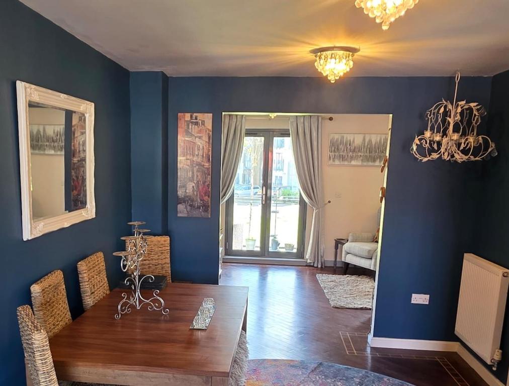 Φωτογραφία από το άλμπουμ του Harbour View Haven – Modern 3BR Marina Home στο Σουόνσι