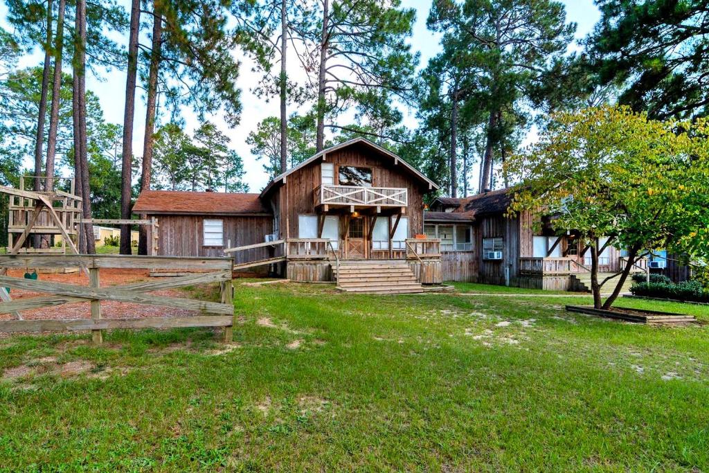 Κήπος έξω από το Incredible Nacogdoches Cabin Rentals Ideal for Large Group Getaways in Texas
