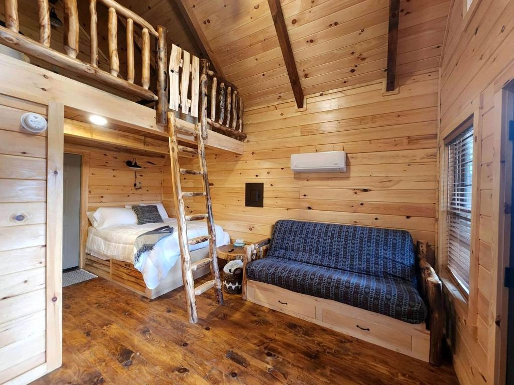 Ένα ή περισσότερα κρεβάτια σε δωμάτιο στο Sweet Tree Cabin with Grill Overlooking the Lake in Ohio