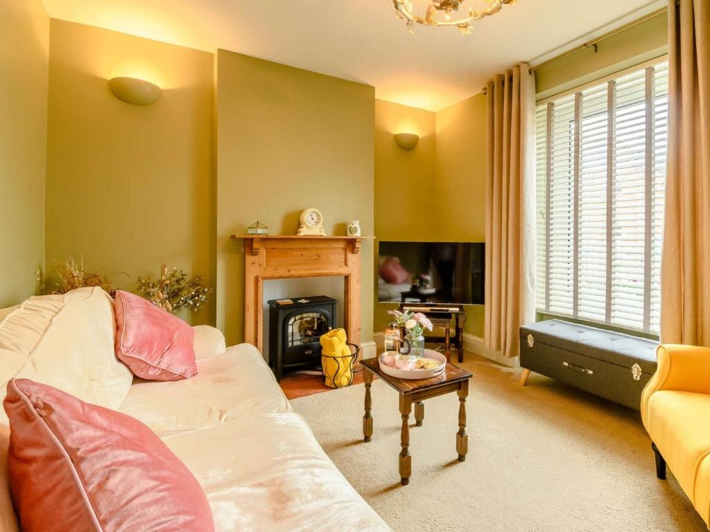 Una sala de estar con un sofá y una chimenea. en 2 Bed in Milford Haven 88529, en Milford Haven