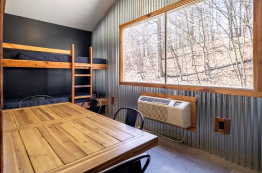 Postel nebo postele na pokoji v ubytování Picturesque Cabin with Lovely Hiking Trails in Indiana