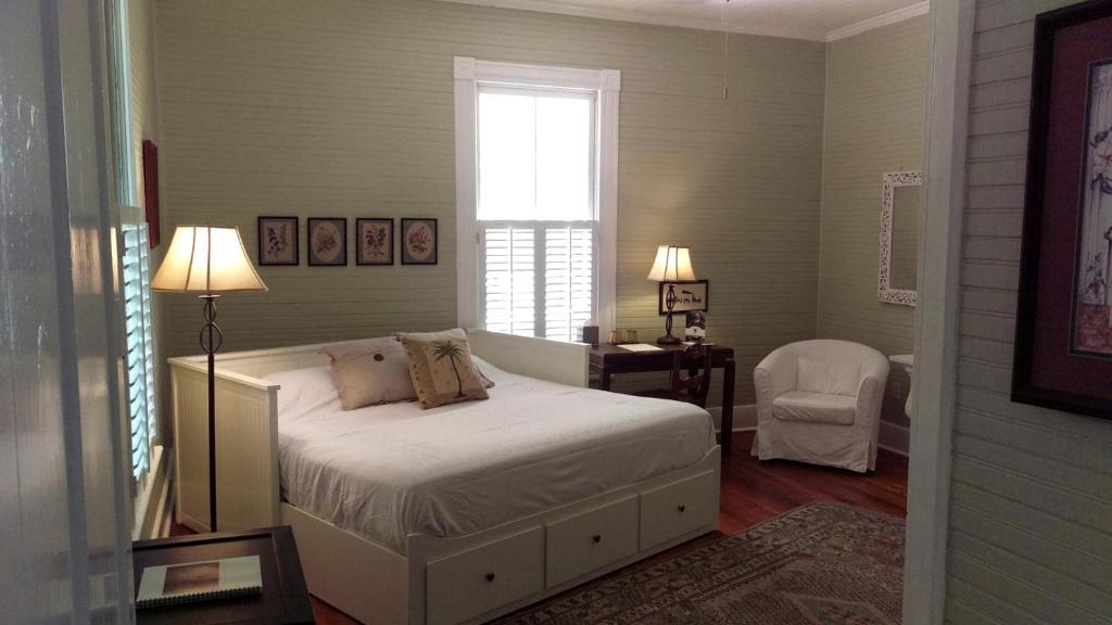 Ένα ή περισσότερα κρεβάτια σε δωμάτιο στο Enchanting Rental on a Former Pecan Plantation near Lexington, South Carolina