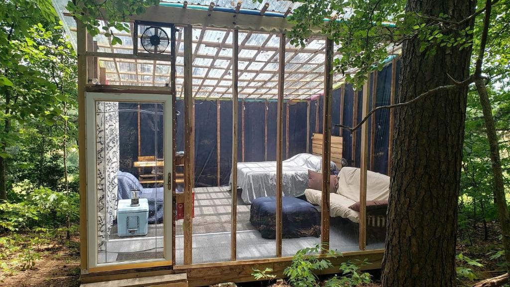 Zahrada ubytování Secluded Forest Cabin with Clear Roof for Stargazing near Watts Bar Lake – Grandview, TN