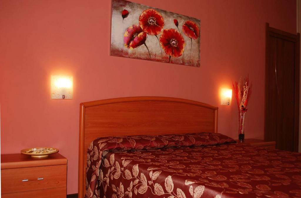 sypialnia z łóżkiem i obrazem na ścianie w obiekcie Un Letto a Casteddu w Cagliari