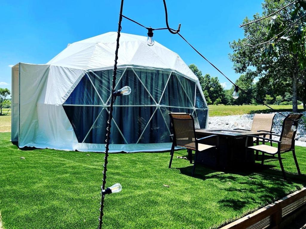 Κήπος έξω από το Riverfront Cozy Dome with Patio and Fire Pit in Missouri