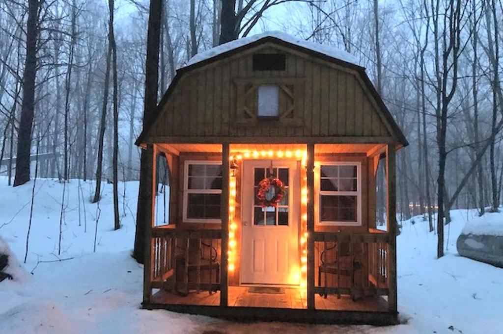 Snug Tiny House Getaway in Elton for Vacations near the Wolf River, Wisconsin om vinteren