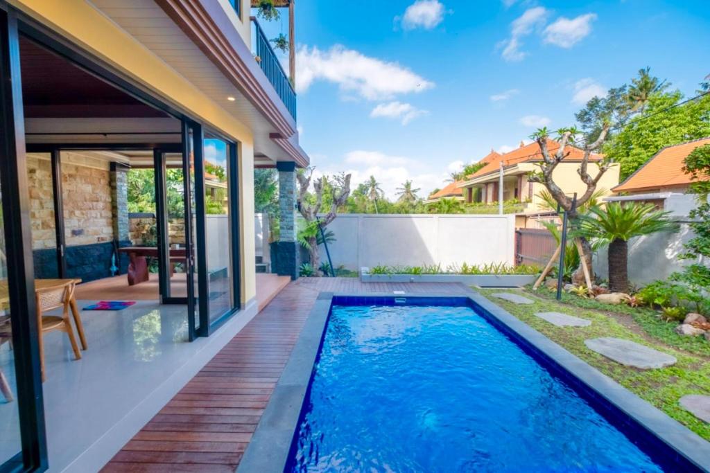 a swimming pool in the backyard of a house at Tutde Guest House in Bringkit