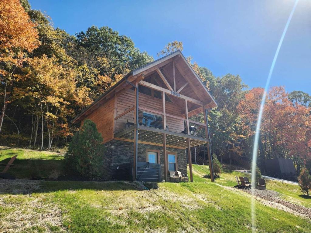 DeersvilleにあるLuminous Cabin with Hot-Tub, BBQ and Deck in Ohioの畑中の丸太小屋