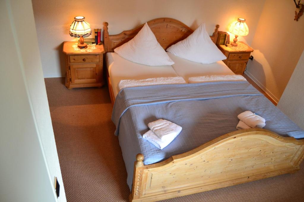 Postel nebo postele na pokoji v ubytování Hotel Garni Kaiserpfalz