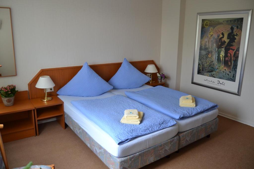 Postel nebo postele na pokoji v ubytování Hotel Garni Kaiserpfalz