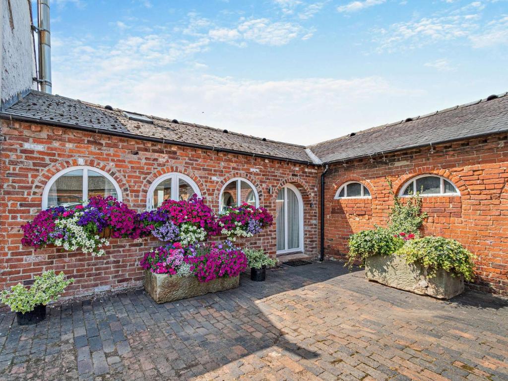un edificio de ladrillo con macetas y ventanas en 1 Bed in Hilton 76518, en Tutbury