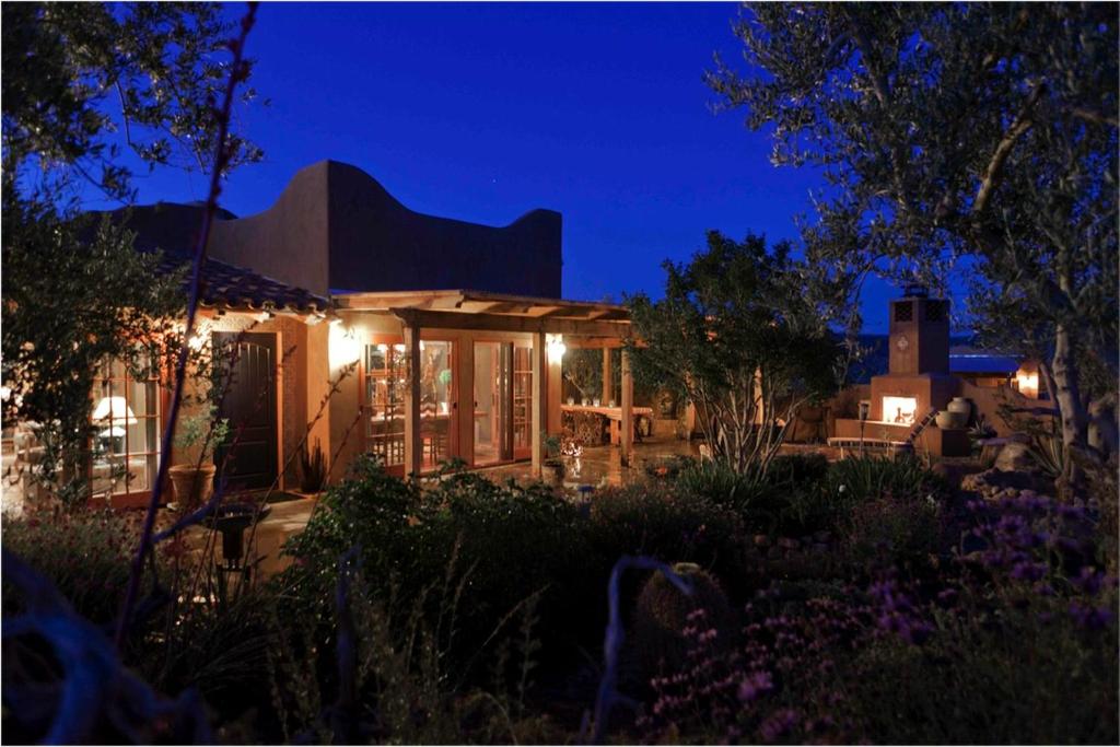 Κήπος έξω από το Eclectic Villa with Rooftop Deck in Pioneertown, California