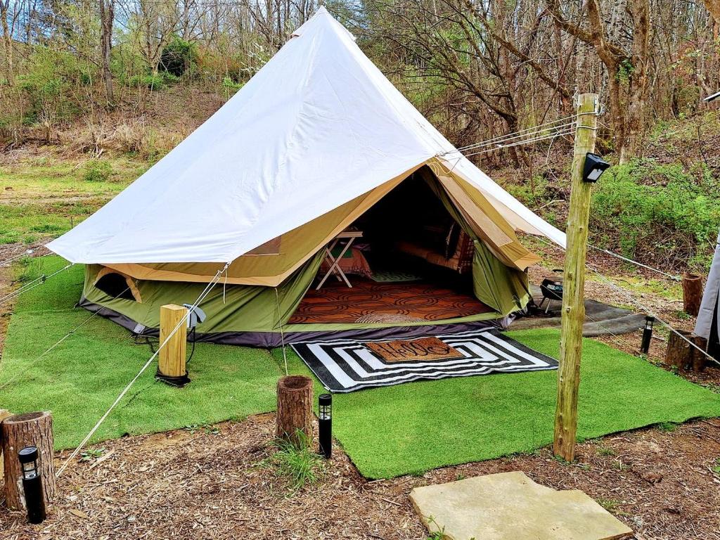 Κήπος έξω από το Creekside Glamping Heaven with Comfy Interior in Cosby, Tennessee