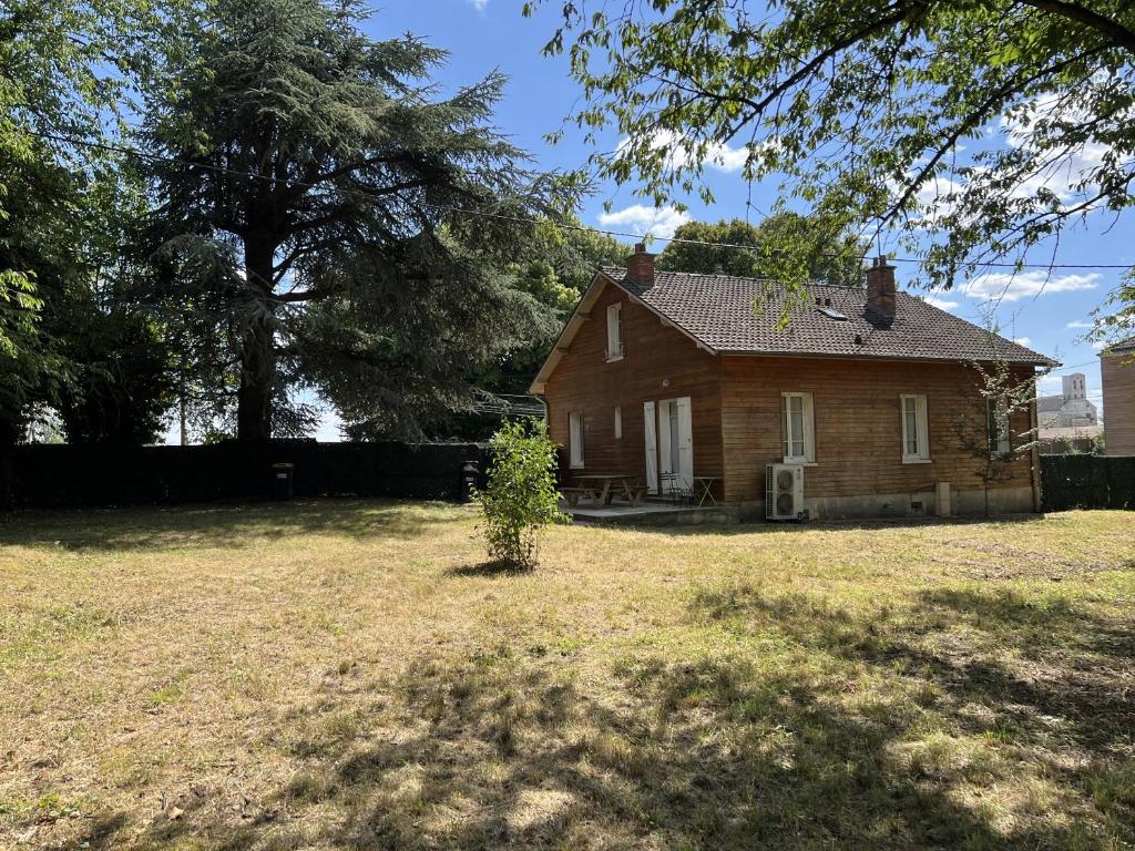 a small house in a yard with a tree at Hébergements le Camp d'Auneau - Aunay Bien in Auneau