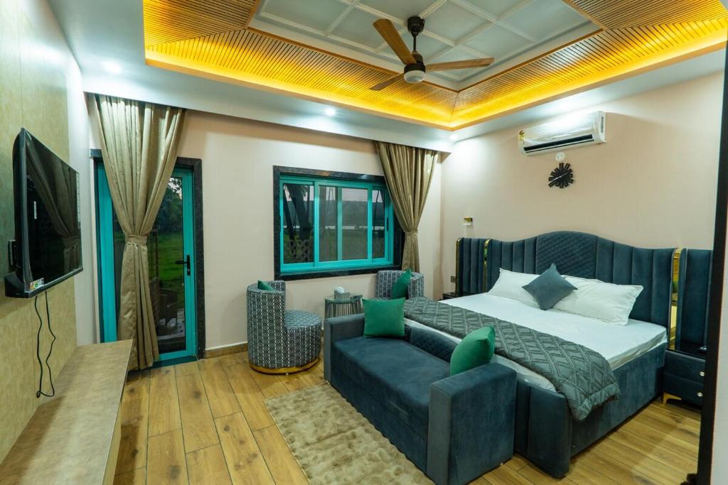 Un pat sau paturi într-o cameră la Diplomat WaterFront Villa 4 BHK Vagator