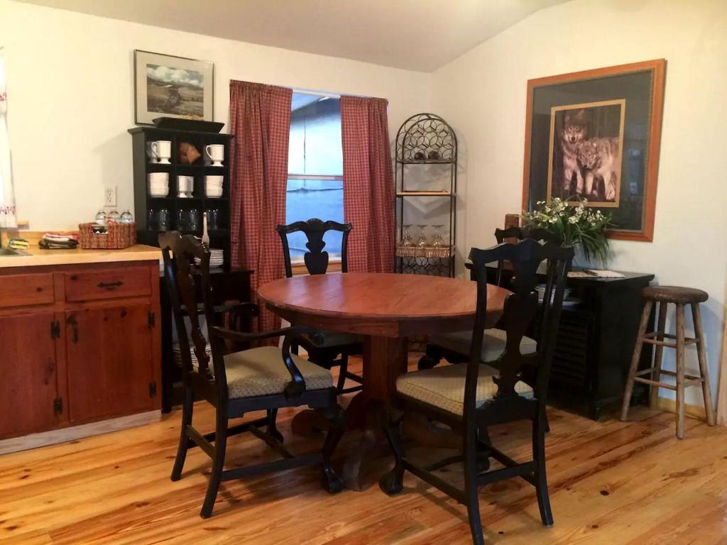 une salle à manger avec une table et des chaises en bois dans l'établissement Forested Wood Cabin near Ocala National Forest in Central Florida, à Fort McCoy