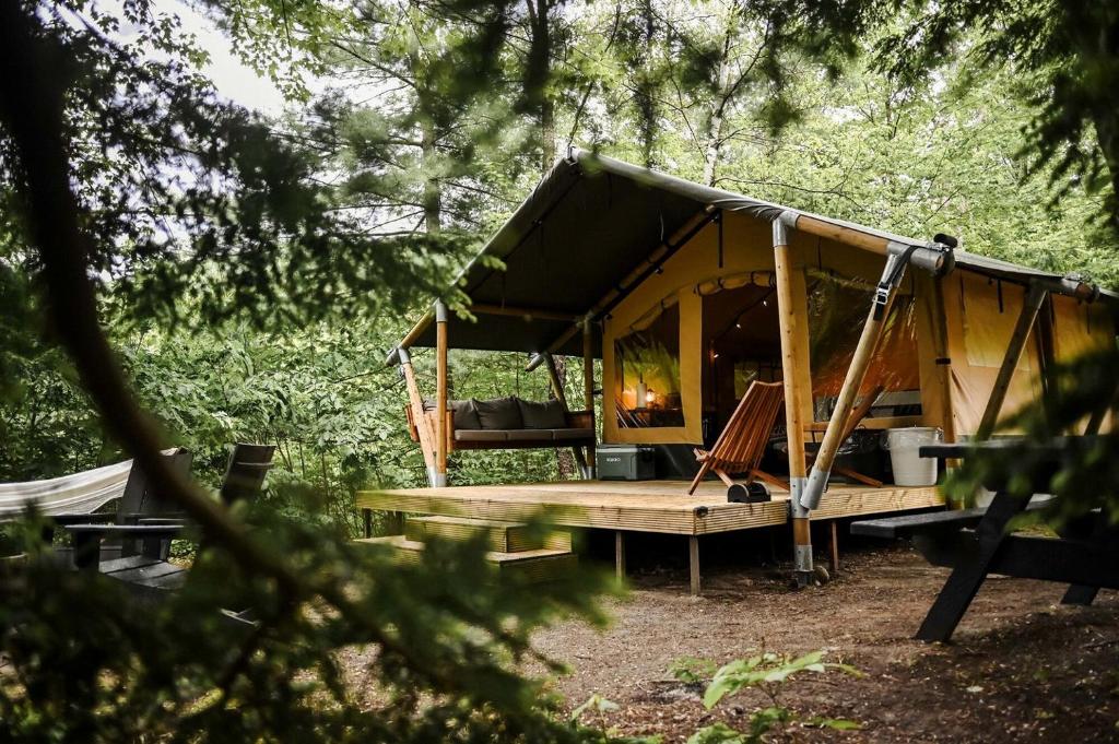 Κήπος έξω από το Charming Safari Tent with Sauna and Fire Pit in North Woodstock, New Hampshire