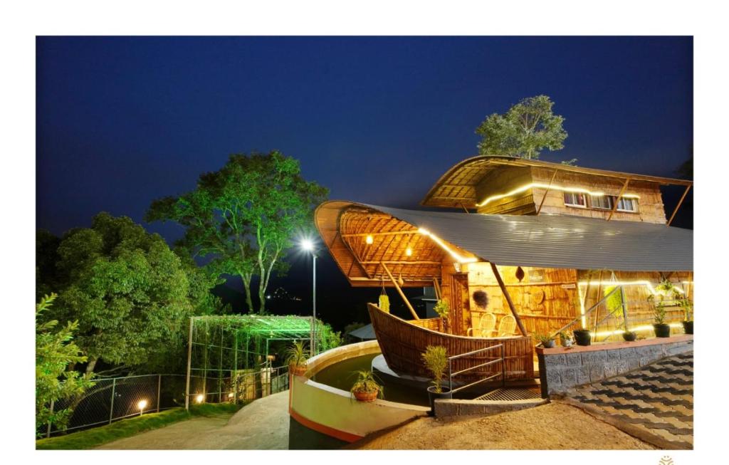 ein Haus mit einem Boot an der Seite in der Unterkunft Periyar Heritage Homestay in Thekkady