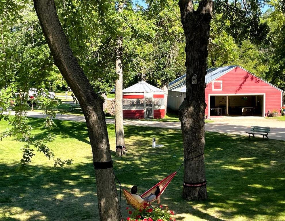 Κήπος έξω από το Fergus Falls Glamping Destination for Memorable Lakeside Family Vacations in Minnesota