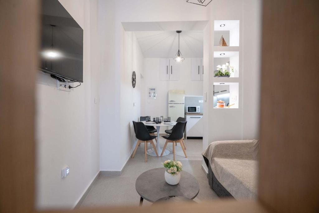 TV a/nebo společenská místnost v ubytování Piraeus Deluxe by the sea