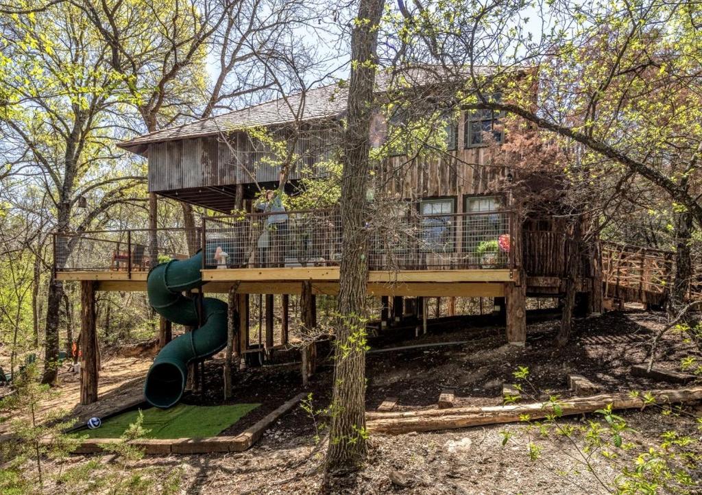 Сад в Magical Treehouse with Slide by Brazos River for Family Glamping Adventures in Texas