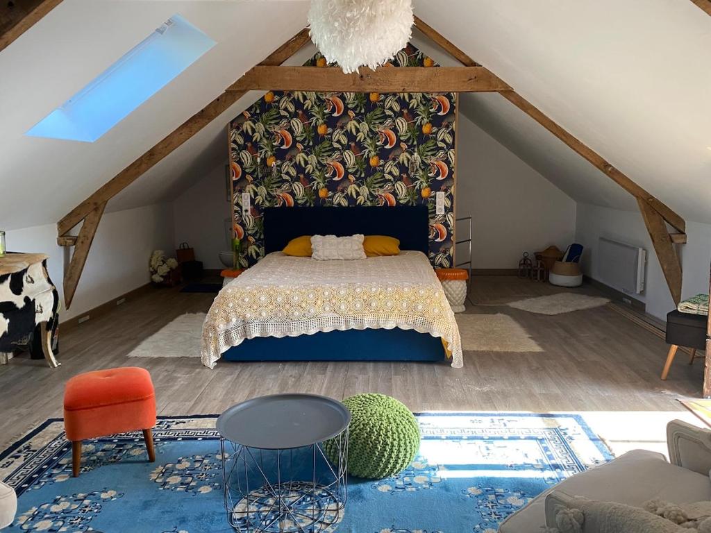 una camera da letto con letto in mansarda di Charming little house a Sainte-Reine-de-Bretagne