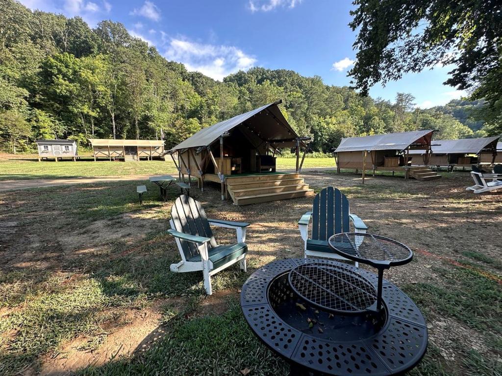 mesa de picnic con sillas y cenador en Exquisite Safari Tent Haven near Smoky Mountains in Tennessee, en Parrottsville
