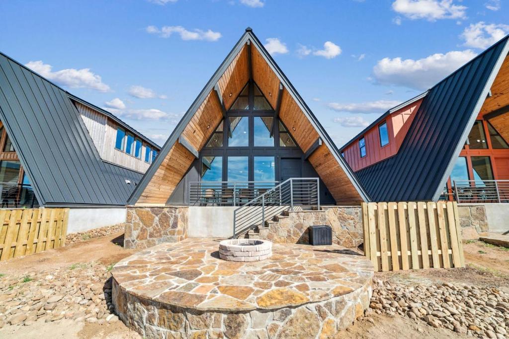 Un edificio con techos triangulares con un círculo de piedras. en Elegant Modern A-Frame Surrounded by Nature in Texas, en Fourth Crossing