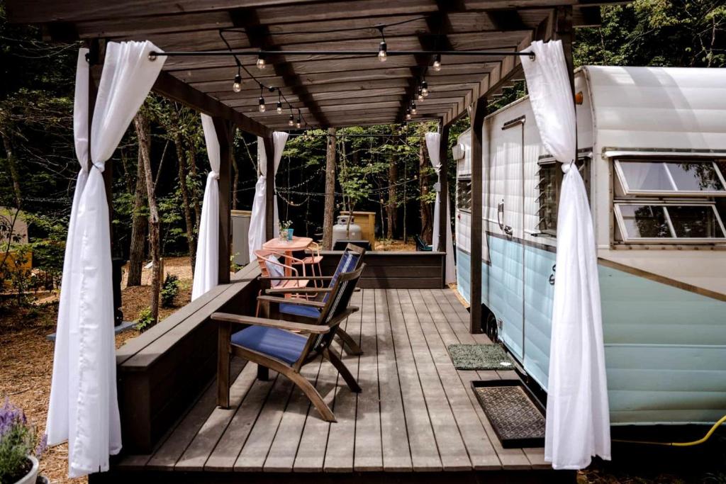 Markierung über einer Veranda eines Wohnmobils in der Unterkunft Dream Glamping at Adult-Only Vintage Camper Destination in Franklin, North Carolina in Franklin
