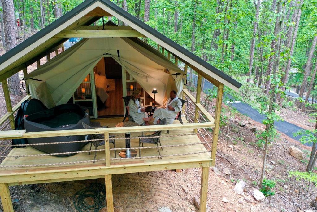 Ảnh trong thư viện ảnh của Lovely Glamping Tent with Amazing Equipped Indoor and Outdoor in Alabama ở Grant