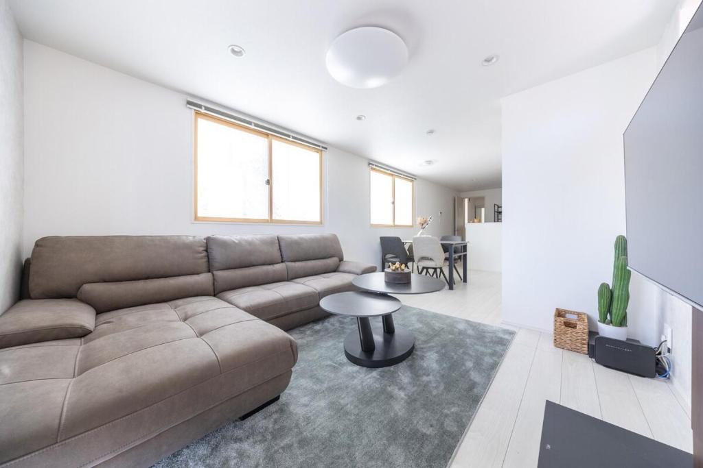 Posezení v ubytování Brand New Shinjuku House 3BR 6pax only 4min to Station