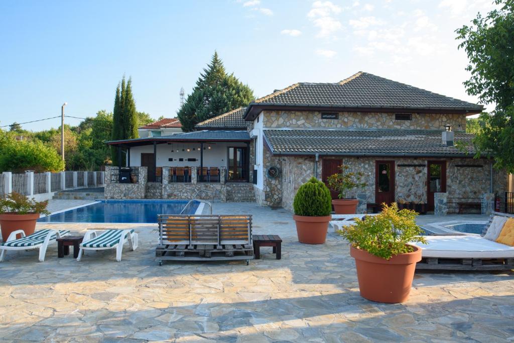 Luxury, private pool, sauna, beach!