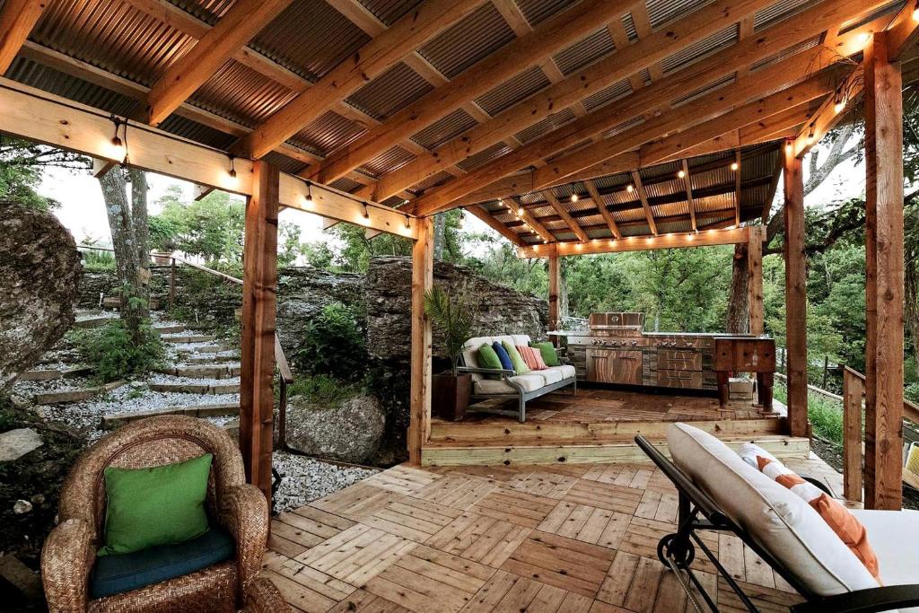 Κήπος έξω από το Beautiful and Luxurious Guest Suite Rental Ideal for Weekend Getaways from Kansas City