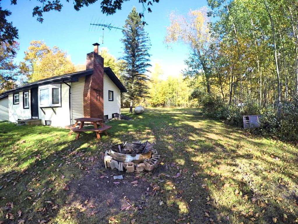 Jardin de l'établissement Secluded Lake Cottage Rental with a Dock and a Game Room in Hale, Michigan