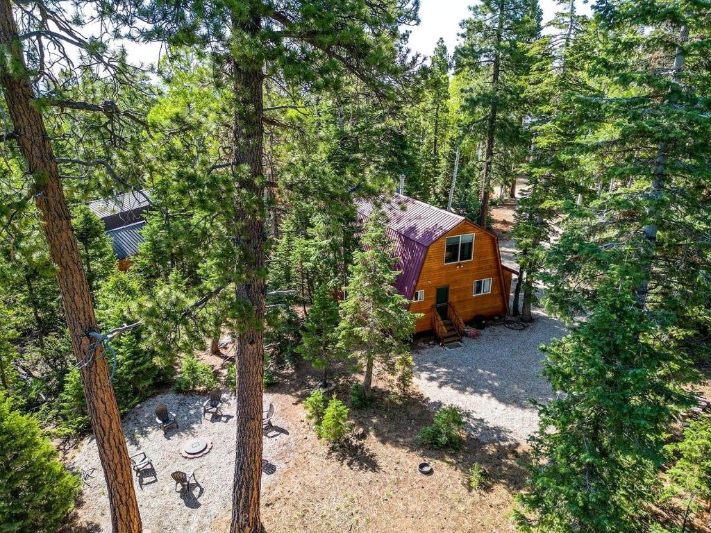 una vista aérea de una cabaña en el bosque en Peaceful Cabin Surrounded by Nature for a Memorable Getaway in Duck Creek Village, Utah, en Duck Creek Village