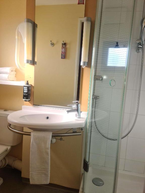 
Standard Room with twin beds
